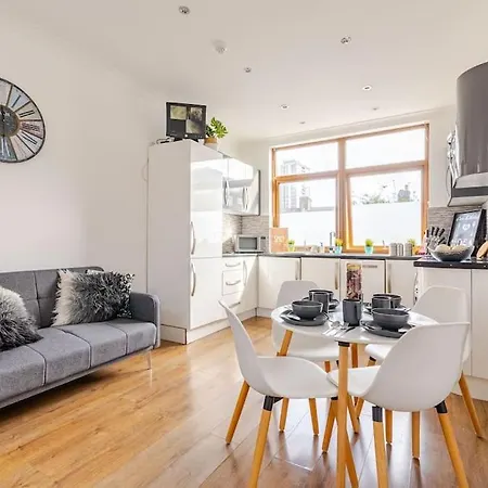 Luxury Apartment Near Canning Town- Free Parking